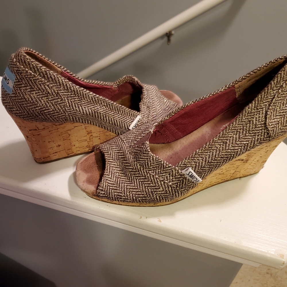 Tom's classic wedge peep toe size 7